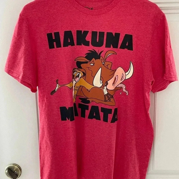 Disney Hakuna Matata Red Short Sleeved Shirt Sz Medium - Picture 3 of 5